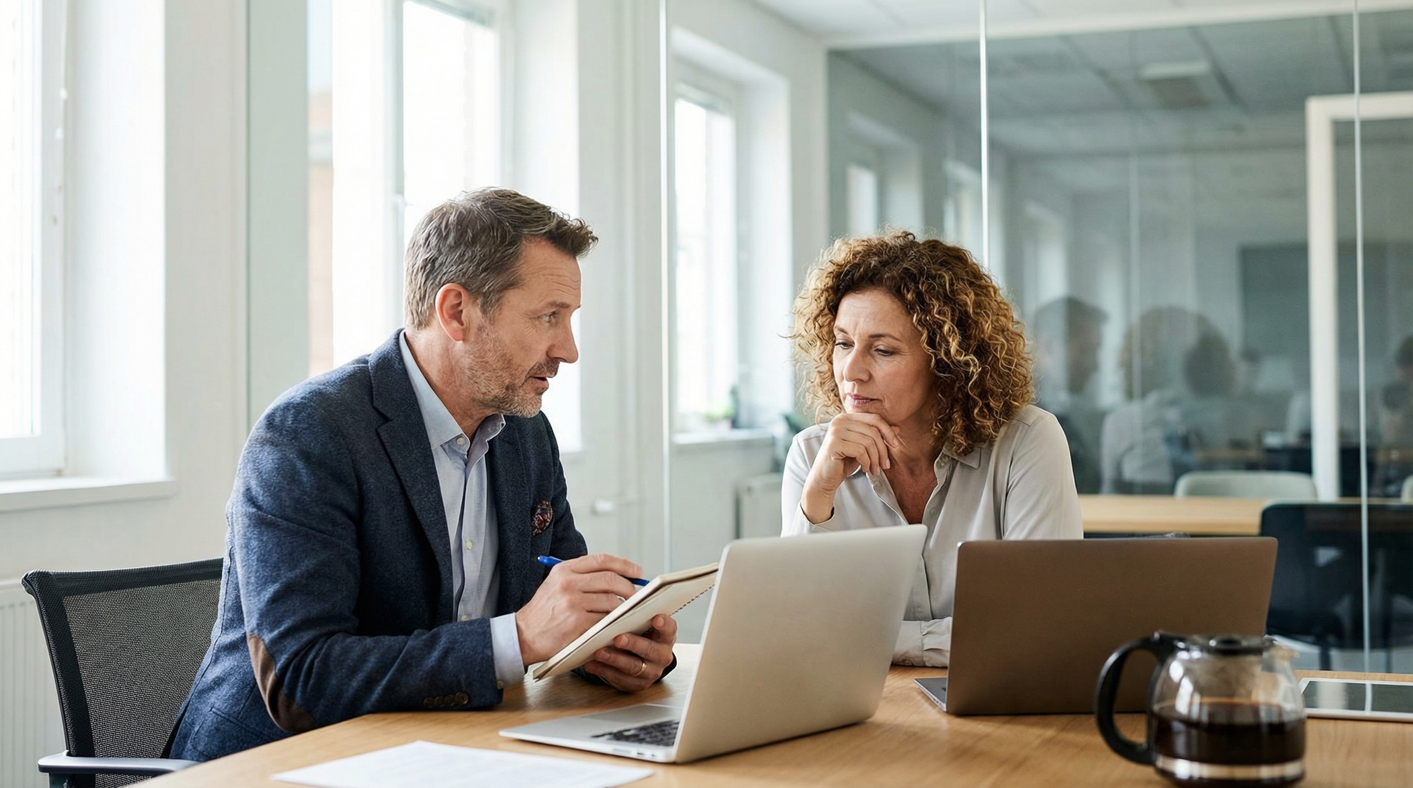 Equipo de liderazgo en sesión estratégica